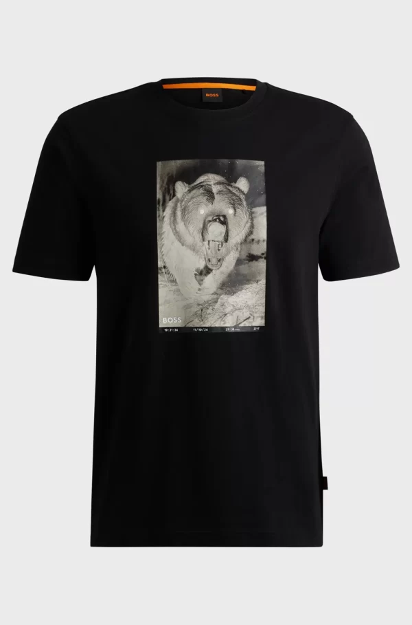 BOSS Te_Wilds ΒΑΜΒΑΚΕΡΌ T-SHIRT ΚΑΝΟΝΙΚΉΣ ΕΦΑΡΜΟΓΉΣ ΜΕ ΕΠΟΧΙΑΚΌ ΤΎΠΩΜΑ