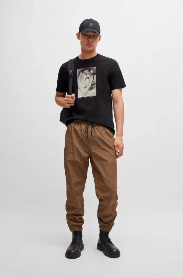 BOSS Te_Wilds ΒΑΜΒΑΚΕΡΌ T-SHIRT ΚΑΝΟΝΙΚΉΣ ΕΦΑΡΜΟΓΉΣ ΜΕ ΕΠΟΧΙΑΚΌ ΤΎΠΩΜΑ - Image 5