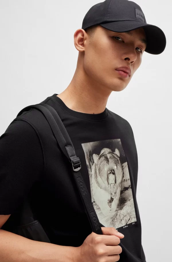 BOSS Te_Wilds ΒΑΜΒΑΚΕΡΌ T-SHIRT ΚΑΝΟΝΙΚΉΣ ΕΦΑΡΜΟΓΉΣ ΜΕ ΕΠΟΧΙΑΚΌ ΤΎΠΩΜΑ - Image 3