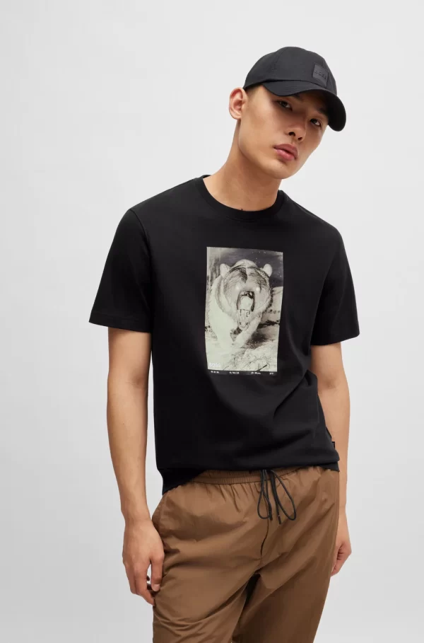 BOSS Te_Wilds ΒΑΜΒΑΚΕΡΌ T-SHIRT ΚΑΝΟΝΙΚΉΣ ΕΦΑΡΜΟΓΉΣ ΜΕ ΕΠΟΧΙΑΚΌ ΤΎΠΩΜΑ - Image 2